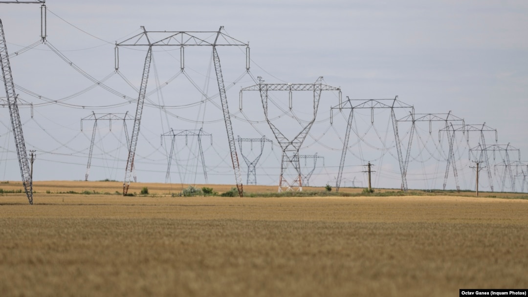 Rețeaua Transelectrica are nevoie urgent de modernizare, spun specialiștii, altfel noii producători nu vor putea injecta energie în rețea. Parcurile eoliene din Dobrogea bat degeaba la ușă. 