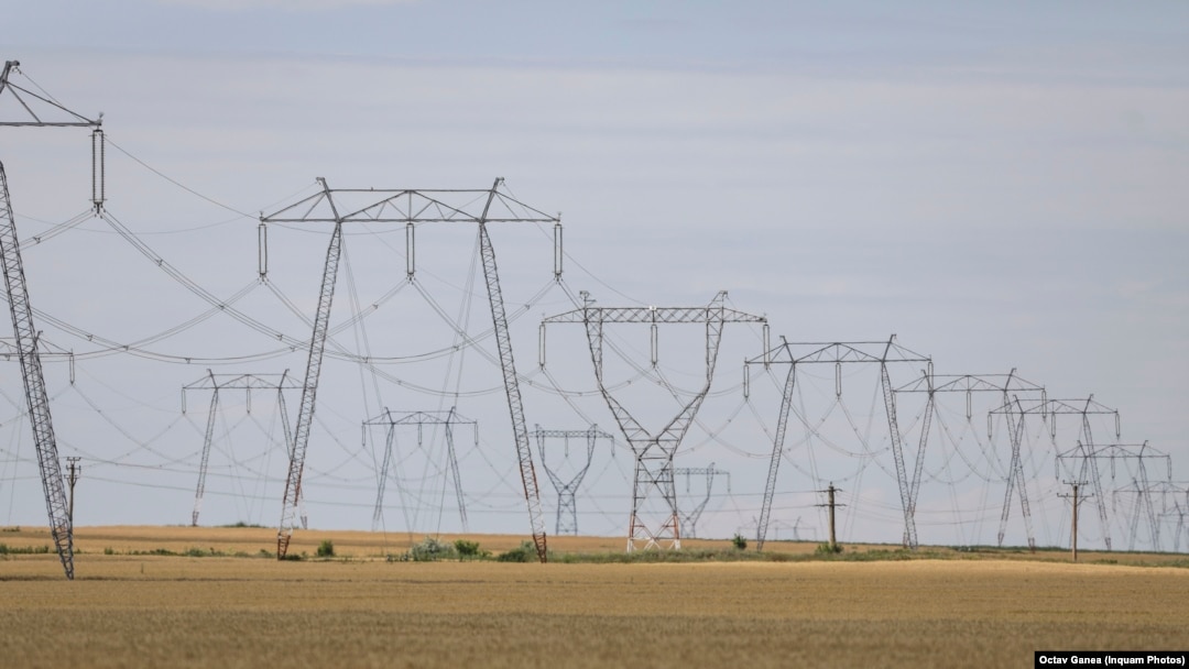 Linii de înaltă tensiune pentru transportul energiei electrice. Fotografie generică.