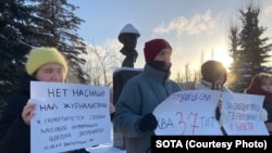 Activists demonstrate against the persecution of journalists in Kazan on December 10. 