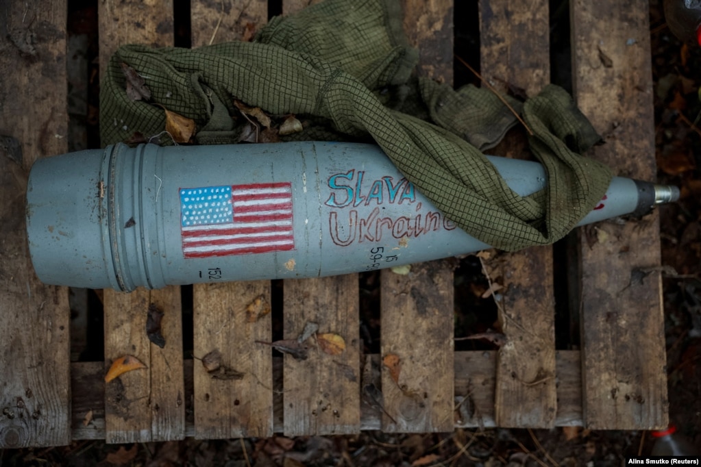 Një predhë me flamurin amerikan dhe frazën "Lavdi Ukrainës" në rajonin e Donjeckut më 4 nëntor. Donatorët paguajnë rreth 200 dollarë që mesazhi i tyre të shkruhet në fishekë artilerie të kalibrit të madh dhe të bëhet një foto nga vijat e para të predhës së tyre të personalizuar.