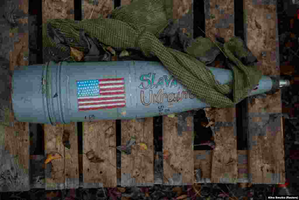 Снаряд с американското знаме и фразата &quot;Слава на Украйна&quot;, заснет в района на Донецк на 4 ноември 2023 г. Дарителите плащат около 200 долара, за да бъде написано тяхно послание върху голямокалибрени артилерийски снаряди и след това получават снимка от предните линии на фронта.