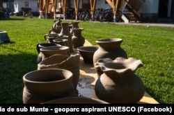 Geoparcul Oltenia de sub Munte este cunoscută pentru olărit, ceramica de Horezu fiind înscrisă pe lista patrimoniului imaterial UNESCO.