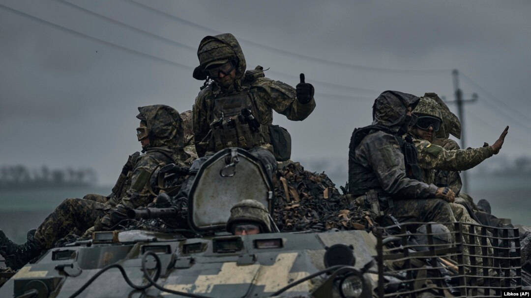 Украински војници во близина на Вуледар, регионот Донецк, Украина, понеделник, 1 мај 2023 година.