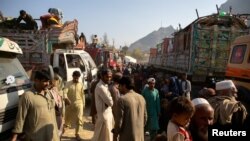 مهاجرین افغان که پاکستان را ترک می کنند
