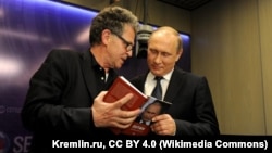 Германският журналист Хуберт Зайпел показва на президента на Русия Владимир Путин книгата си за негo, Москва, юни 2016 г.