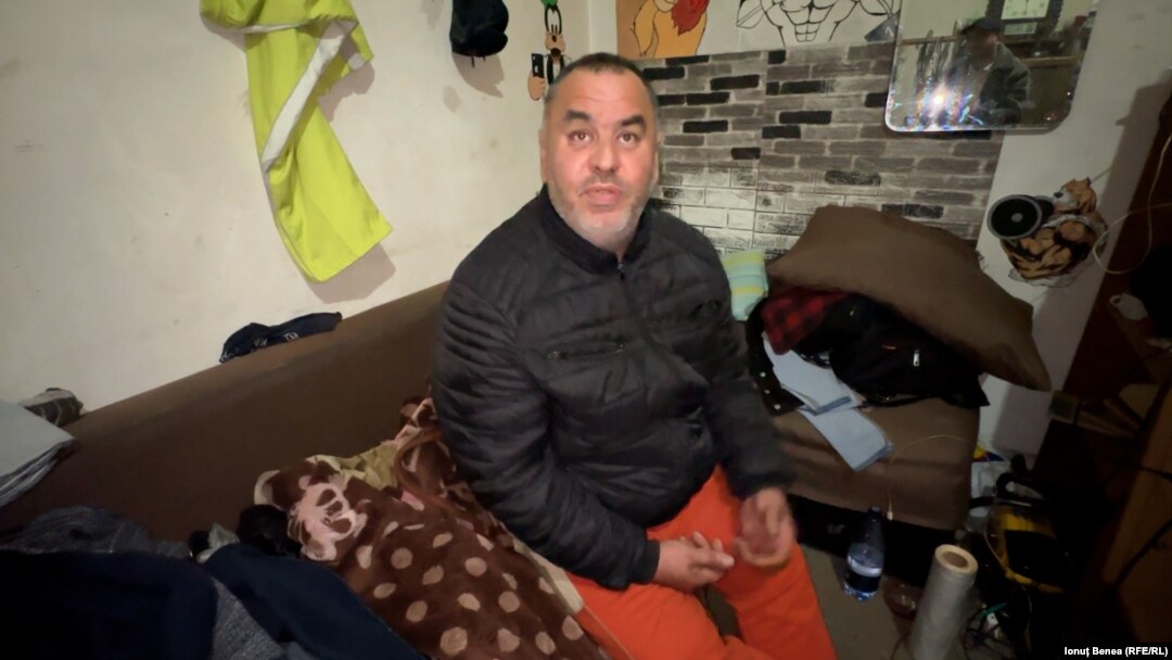 Florentin Plai (45 de ani) este unul dintre supraviețutitorii căminului de la Siret. Locuiește într-o clădire care, înainte de ’89, a fost școala celor internați în centru. A ajuns la Siret când avea 8 ani și a părăsit căminul-spital în anii ’90.