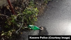 Një shishe e plastikës e mbushur me benzinë në një rrugë në Zubin Potok, veri të Kosovës, ku një i dyshuar ia vuri flakën një lokali, sipas Policisë së Kosovës, 10 dhjetor 2023.