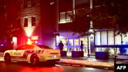Полицейска кола е спряла пред едно от училищата, срещи чиито фасади беше стреляно в четвъртък в Монреал.