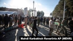 صحنه‌ای از محل یکی از انفجارها در مسیر منتهی به «گلزار شهدای کرمان»