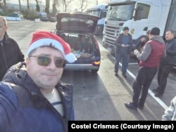 Costel Crișmac își umple portbagajul la fiecare Crăciun cu mâncare pentru tiriștii ajunși în Belgia