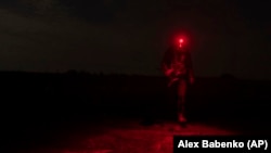 Военный работает с дроном ночью под Бахмутом