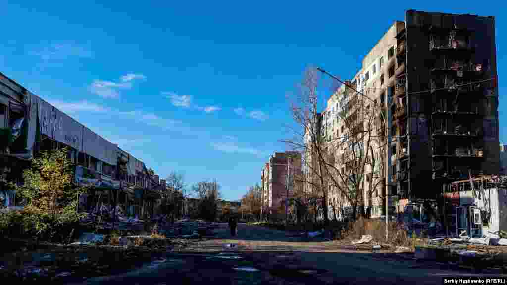 Местен жител върви покрай силно пострадали жилищни блокове. В началото на седмицата украински медии съобщиха, че &quot;Белите ангели&quot; са евакуирали две тела на жертви, убити след обстрел на жилищен район в Авдиивка.&nbsp;