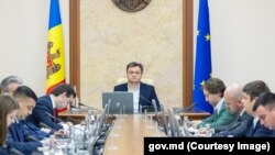 La ședința Guvernului din 24 ianuarie, Dorin Recean a criticat faptul că magistrații de la Judecătoria Buiucani au permis conexarea dosarului oligarhului Vladimir Plahotniuc cu dosarul bancherilor acuzați de complicitate în „furtul miliardului”.