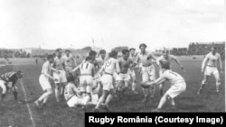 Echipele naționale ale României, Franței și Statelor Unite au fost singurele care au participat la competiția de rugby din cadrul Jocurilor Olimpice din 1924. Fotografia de mai sus a fost surprinsă la meciul dintre România și SUA. 