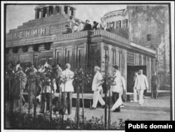 Лев Троцкий вместе с делегатами V конгресса Коминтерна посещает мавзолей Ленина (его первый, временный вариант), июнь 1924 года