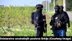 Policija na mestu pucnjave u selima kod Mladenovca, 60 kilometara od Beograda, 5. maj 2023. 