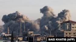 Dim se diže nakon izraelskog udara u Rafi u južnom pojasu Gaze, 6. novembar 2023. ​