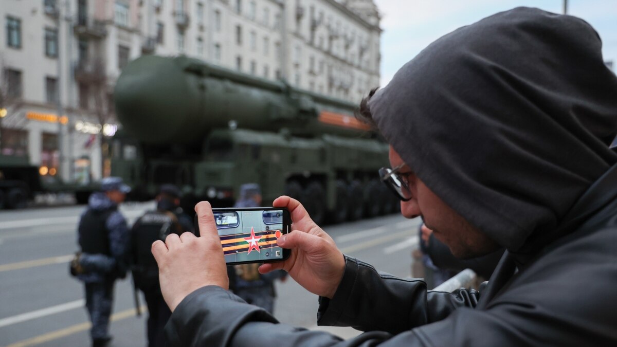 В Москве проходит военный парад. Присутствует Мирзияев