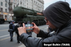 В Москве на Тверской улице во время подготовки к репетиции военного парада
