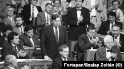 Magyarország, Budapest, az Országgyűlés ülése. A felvétel 1990. május 22-én készült, az Antall-kormány programjának kihirdetése után. Középen áll Antall József miniszterelnök