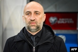 Главный тренер Магомед Адиев наблюдает за началом футбольного матча отборочного турнира группы H Евро-2024 между Словенией и Казахстаном