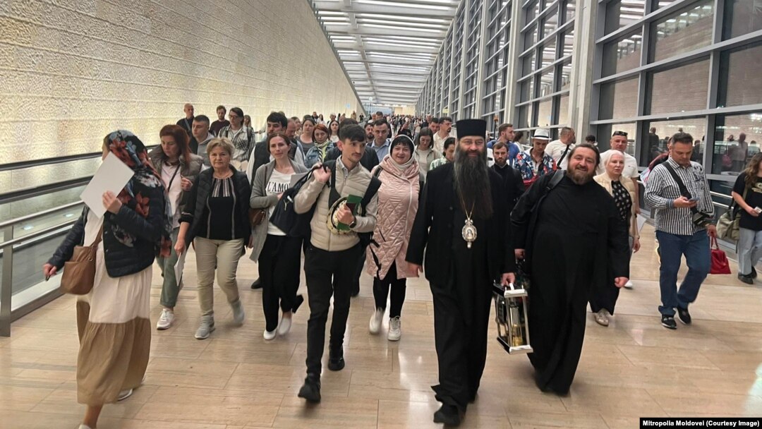Pelerini din R. Moldova, însoțiți de reprezentanții Bisericii Ortodoxe din Moldova, Episcopul Filaret de Căpriana (centru stânga) și starețul mănăstirii Horești, Macarie, pe aeroportul din Tel Aviv, Israel, 29 aprilie 2024.
