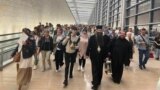Pelerini din R. Moldova, însoțiți de reprezentanții Bisericii Ortodoxe din Moldova, Episcopul Filaret de Căpriana (centru stânga) și starețul mănăstirii Horești, Macarie, pe aeroportul din Tel Aviv, Israel, 29 aprilie 2024.