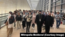 Pelerini din R. Moldova, însoțiți de reprezentanții Bisericii Ortodoxe din Moldova, Episcopul Filaret de Căpriana (centru stânga) și starețul mănăstirii Horești, Macarie, pe aeroportul din Tel Aviv, Israel, 29 aprilie 2024.
