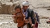 Egy afgán férfi az otthonánál&nbsp;május 12-én az észak-afganisztáni Baglán tartományt elöntő árvíz után. Az ENSZ Világélelmezési Programja (WFP) szerint a heves szezonális esőzések okozta legújabb árvízhullámnak több mint háromszáz halottja és több mint ezer sérültje van. Az áradásokban több mint ezer ház semmisült meg