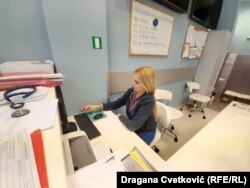Tijana Todorović radi kao medicinska sestra na odeljenju intenzivne nege. Dodatne operacije znače više posla i za medicinske tehničare.