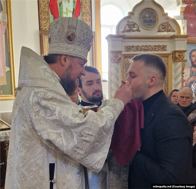 Nicolae Ionachi, primind împărtășanie de la Episcopul Ioan de Soroca, în biserica din satul natal, Gordinești, Rezina, decembrie 2022.