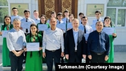 Zvanična fotografija na kojoj se vidi kako djeca iz turkmenskih sirotišta završavaju kurseve za informatiku i komunikacione tehnologije u maju.