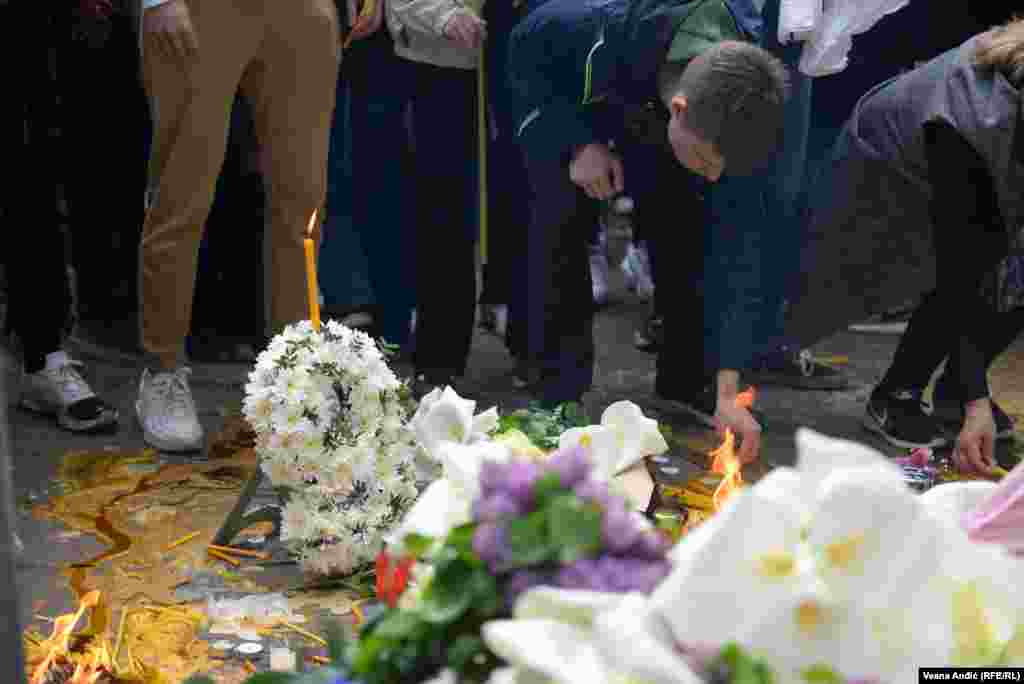 U kolonama čekaju da zapale sveće ispred škole u kojoj se dan ranije dogodila tragedija.&nbsp;