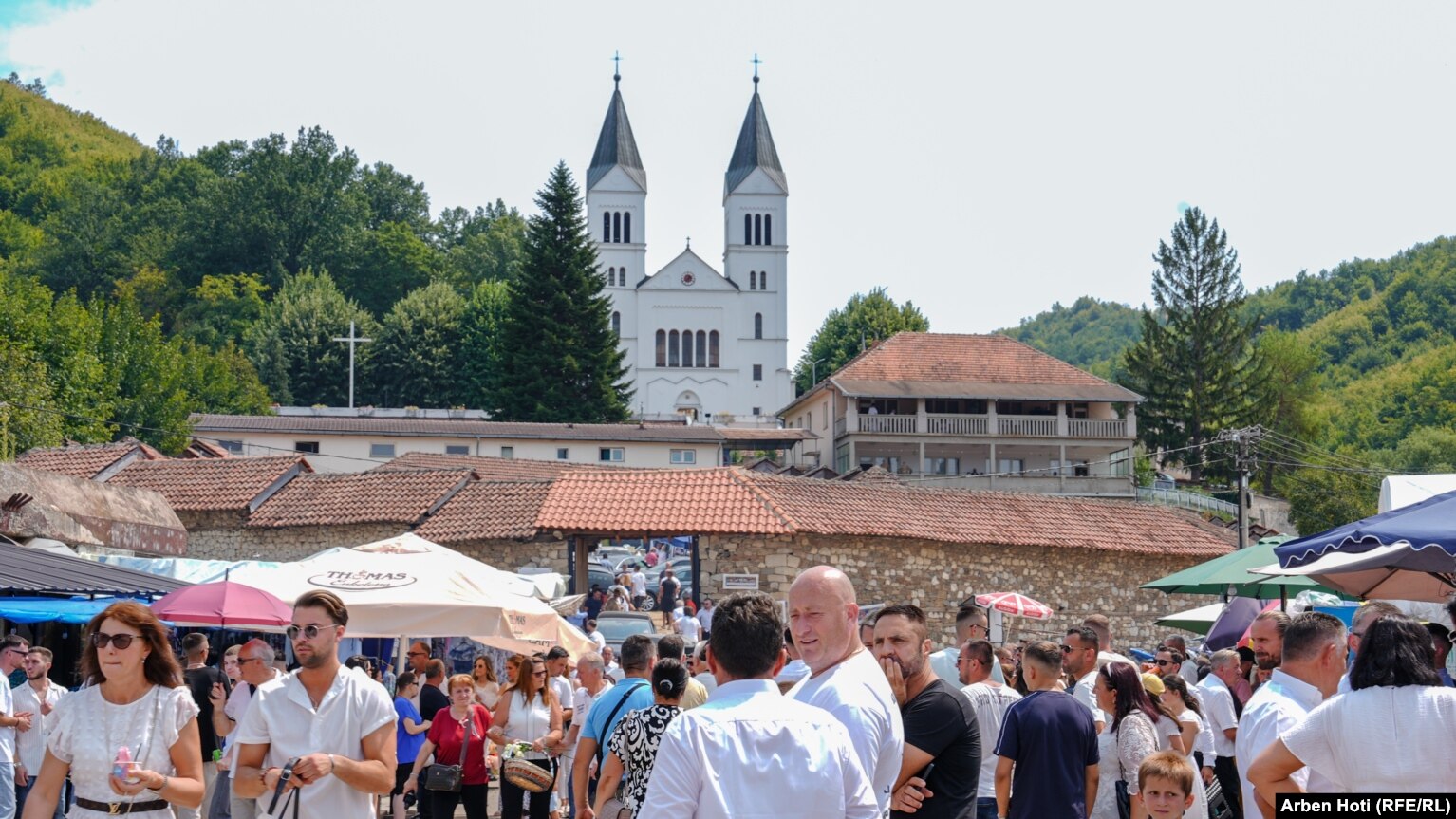 Vizitorë të tregut të improvizuar në Letnicë të Vitisë.