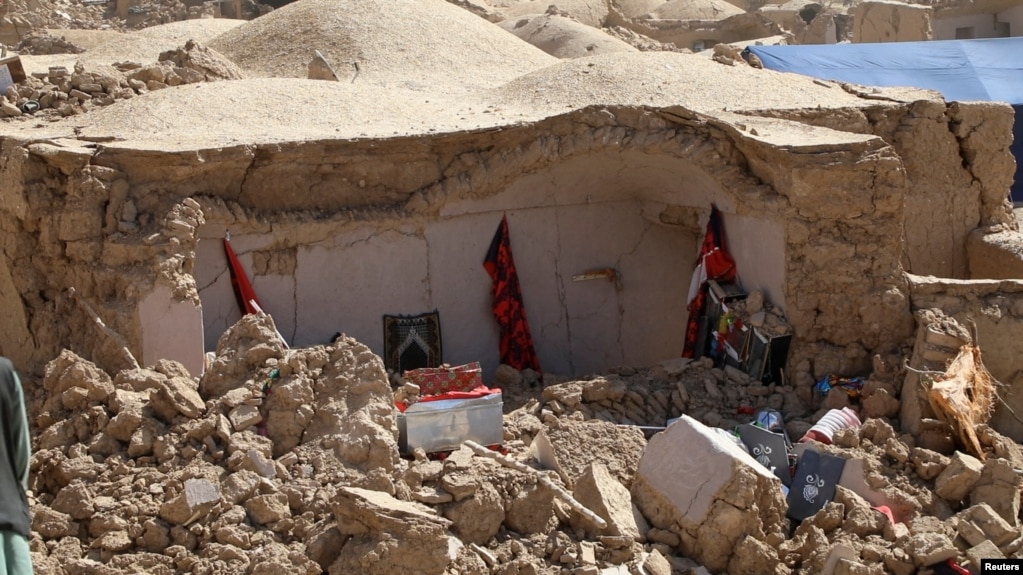 Una vista di una casa danneggiata dalla serie di terremoti.