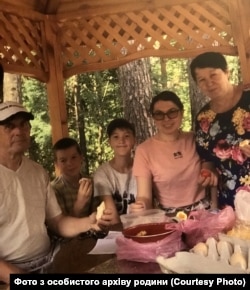 Оксана Болтушкіна разом із синами та своїми батьками – Ігорем та Галиною Болтушкінами. Фото з особистого архіву родини