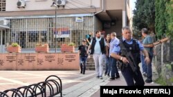 Pripadnici Policije Kosova ispred objekta Pošte u Zvečanu