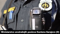 Un ofițer de poliție de la Sarajevo, în Bosnia și Herzegovina, poartă o videocameră de corp produsă de compania chenză Hytera.