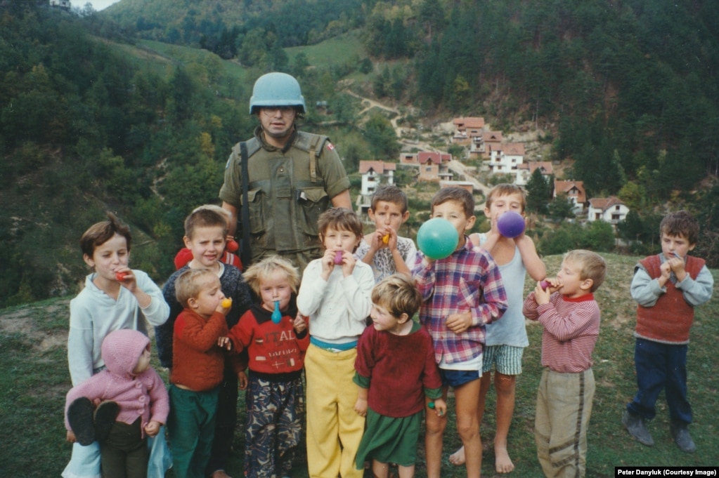 Jedan od kanadskih vojnika sa djecom iz Srebrenice 1993.