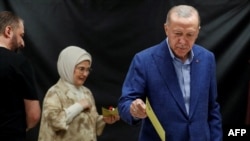 Թուրքիայի գործող նախագահ Ռեջեփ Էրդողանը՝ կնոջ հետ, քվեարկում է նախագահական ընտրություններում, Ստամբուլ, 28-ը մայիսի, 2023թ.