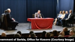 Shefi i Zyrës për Kosovën në Qeverinë serbe, Petar Petkoviq, gjatë takimit me përfaqësuesit e serbëve nga veriu i Kosovës. Rashkë, 22 nëntor 2023. 