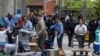 Policija čuva stražu u kampusu Njujorškog univerziteta, pošto je rastjerala studente i propalestinske pristalice, Njujork, SAD, 3. maja 2024.
