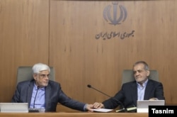 Iranian President Masud Pezeshkian (right) and the country's new Internet chief Mohammad Reza Aref (file photo)