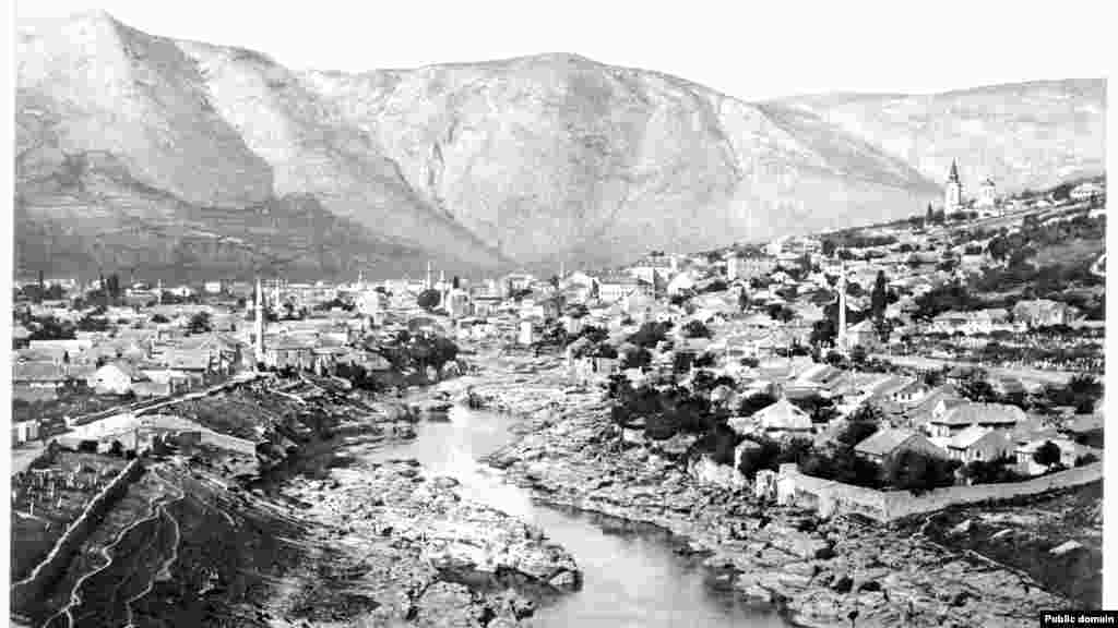 Mostar az 1800-as évek végén. A város ikonikus hídja részben látható a kép bal középső részén. A híd 1566-ban készült el I. Szulejmán oszmán szultán parancsára, akinek építésze egy helyi kőbányából kivágott mészkőtömböket használt