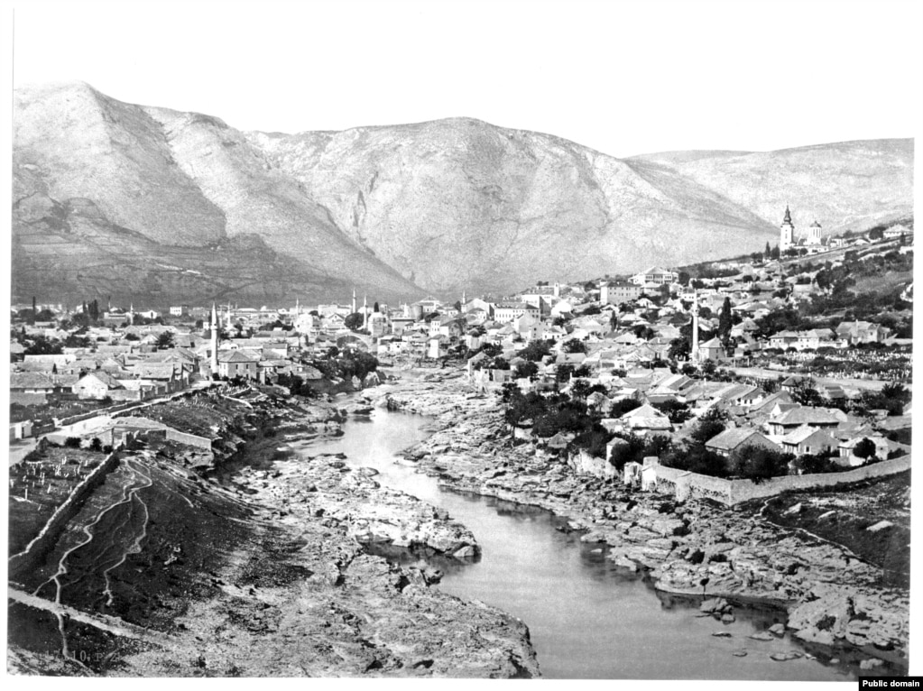 Mostari i fotografuar në fund të viteve 1800. Ura ikonë e qytetit është pjesërisht e dukshme në të majtë të imazhit. Ura e Mostarit u përfundua më 1566 me urdhër të sulltanit osman, Sulejmani I, arkitekti i të cilit përdori blloqe guri gëlqeror të prerë nga një gurore lokale. 