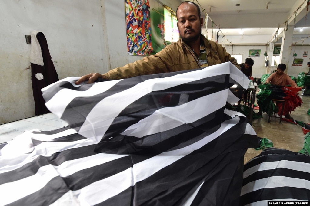 Një punëtor pakistanez rregullon flamujt e partisë politike islamike Jamiat Ulma-e Islam Fazal (JUI-F) në Karaçi. Me afrimin e datës së zgjedhjeve, shtypshkronjat në të gjithë Pakistanin po punojnë pa u ndalur për të përmbushur kërkesën për posterë, fletushka dhe produkte tjera për fushatë.