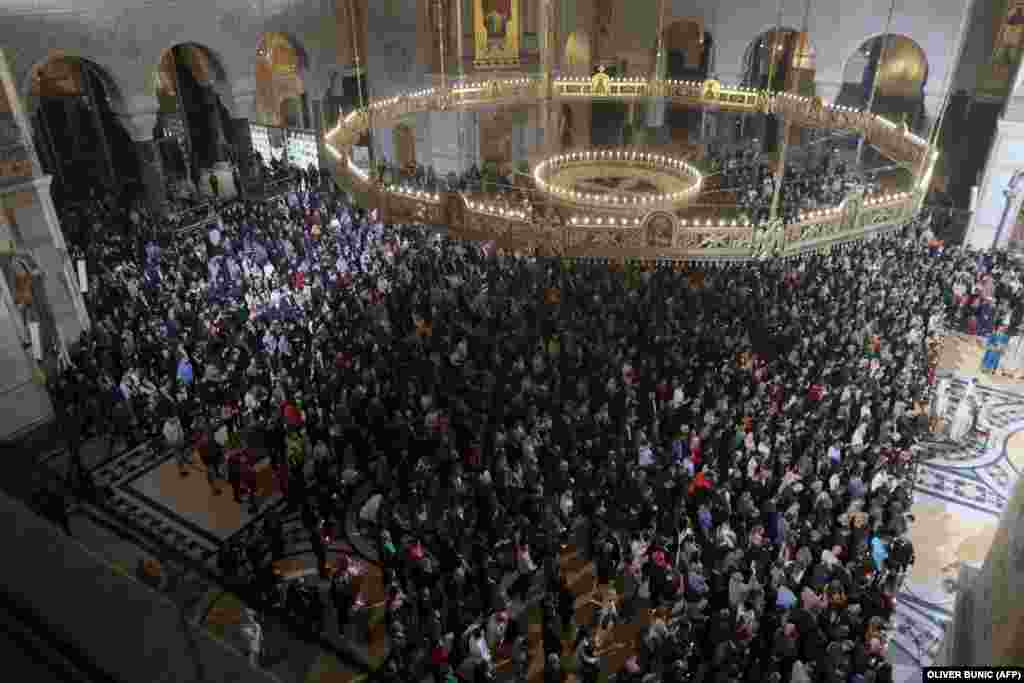 Besimtarët ortodoksë marrin pjesë në liturgjinë për Pashkët në Kishën e Shën Savës në Beograd të Serbisë më 5 maj 2024.&nbsp;