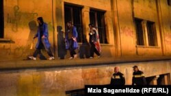 "უცხოეთის აგენტების" კანონის წინააღმდეგ საპროტესტო აქციის, "გაუთენე საქართველოს" მონაწილეები და პოლიციის თანამშრომლები პარლამენტის შენობასთან. 12 მაისი, 2024 წელი
