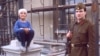 Un soldat stă lângă o fată în București, în martie 1990, la trei luni după Revoluția din 1989.