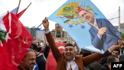 Поддржувачи на турскиот претседател Реџеп Таип Ердоган слават на плоштадот Таксим во Истанбул, на денот на вториот круг од претседателските избори во Истанбул, на 28 мај 2023 година.